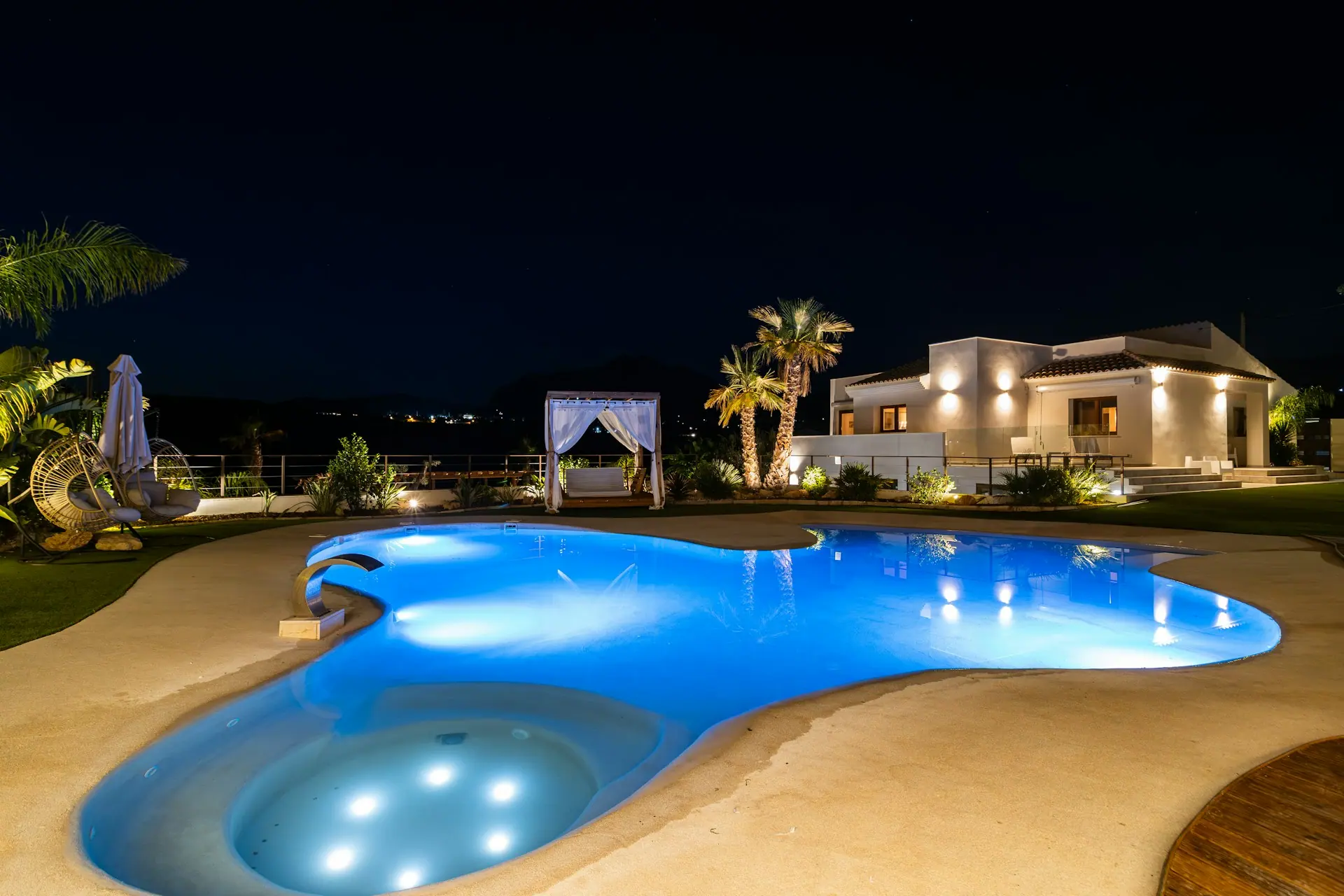 Illustration — villa avec piscine sur les hauteurs de Cannes
