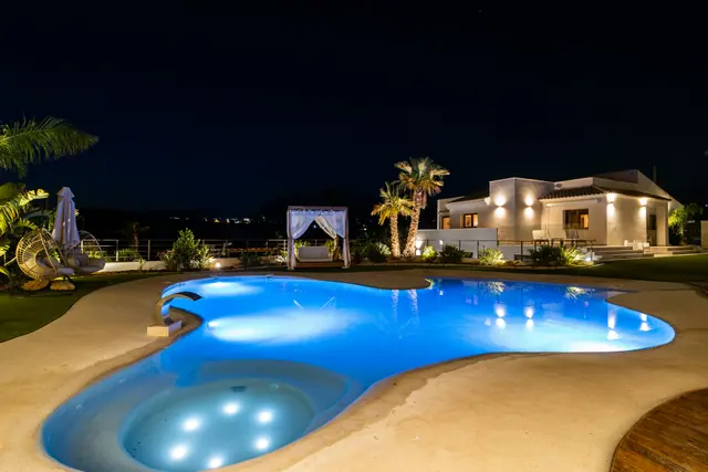 Illustration — villa avec piscine sur les hauteurs de Cannes
