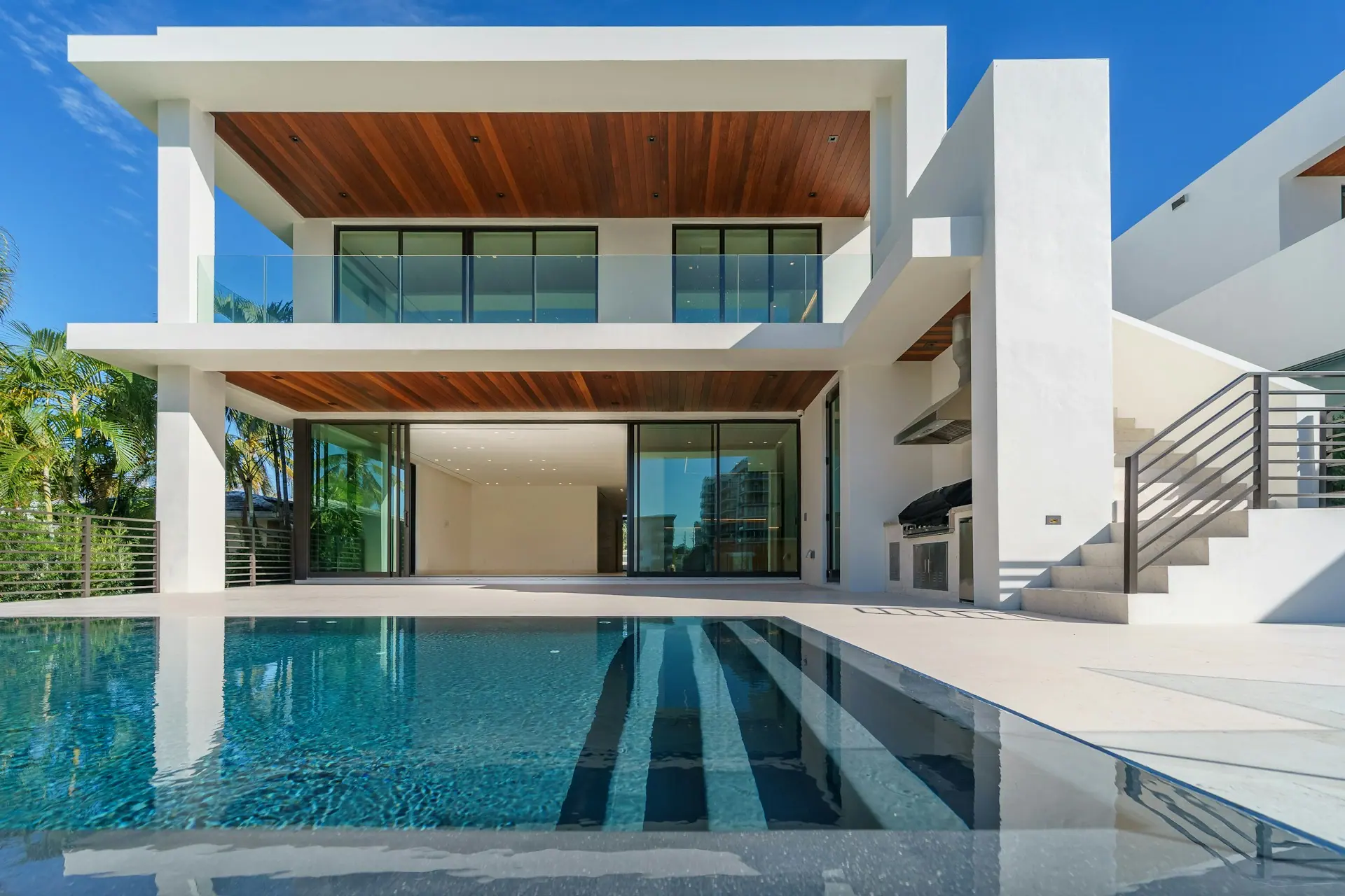 Illustration : villa contemporaine avec piscine en soirée