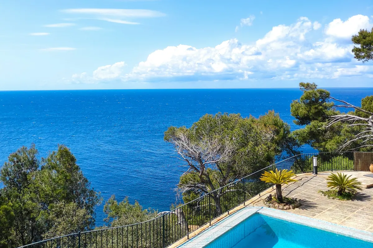 Illustration — villa méditerranéenne avec vue sur la mer, Côte d'Azur