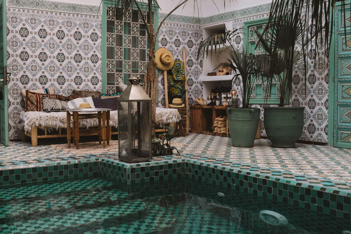Illustration — patio de riad avec bassin à Marrakech