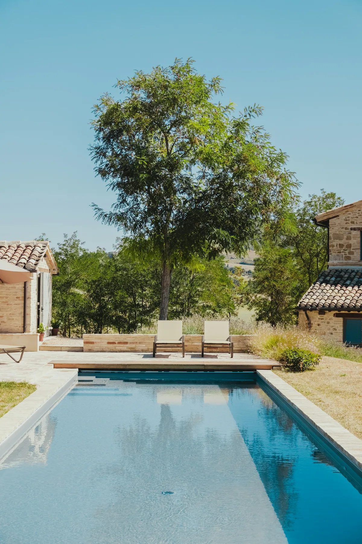 Maison en pierre et piscine entourées d’un jardin méditerranéen — photographie d’illustration