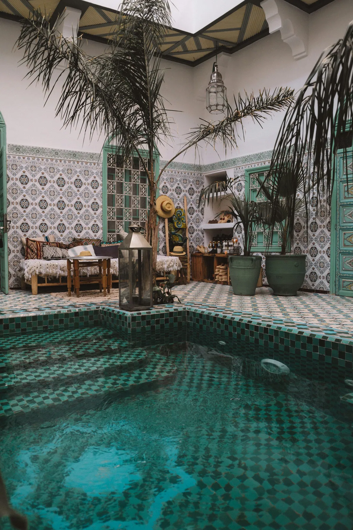 Patio de riad avec bassin en zelliges verts et mobilier artisanal — photographie d’illustration