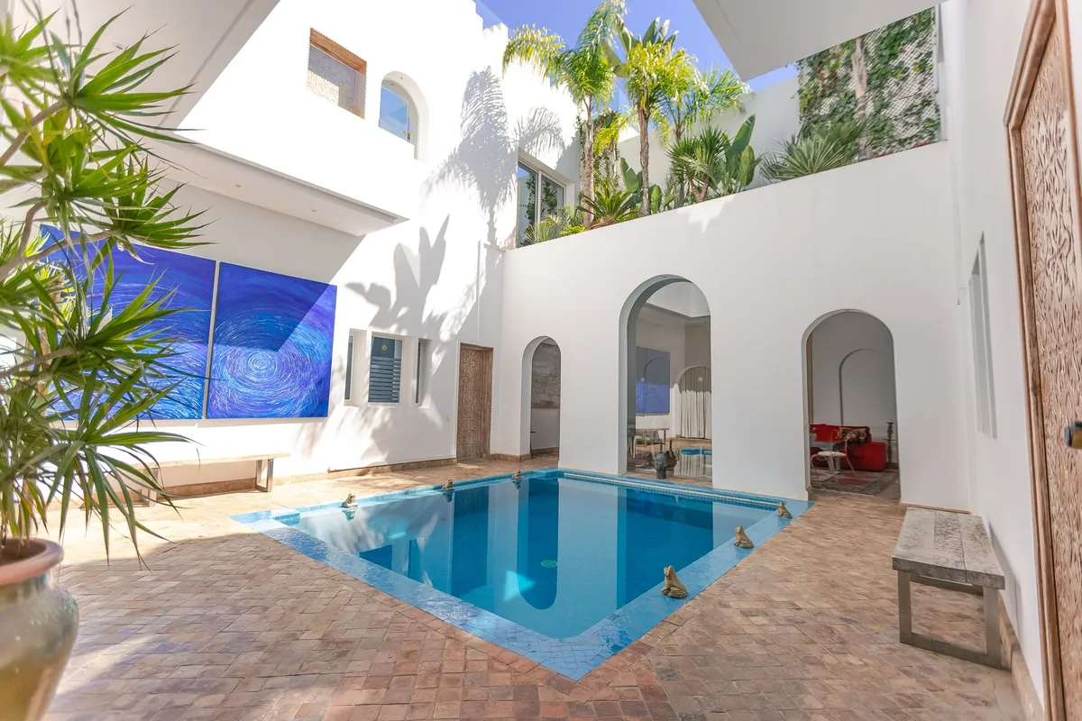 Villa blanche aux arches contemporaines bordant une piscine — photographie d’illustration, inspiration Marrakech