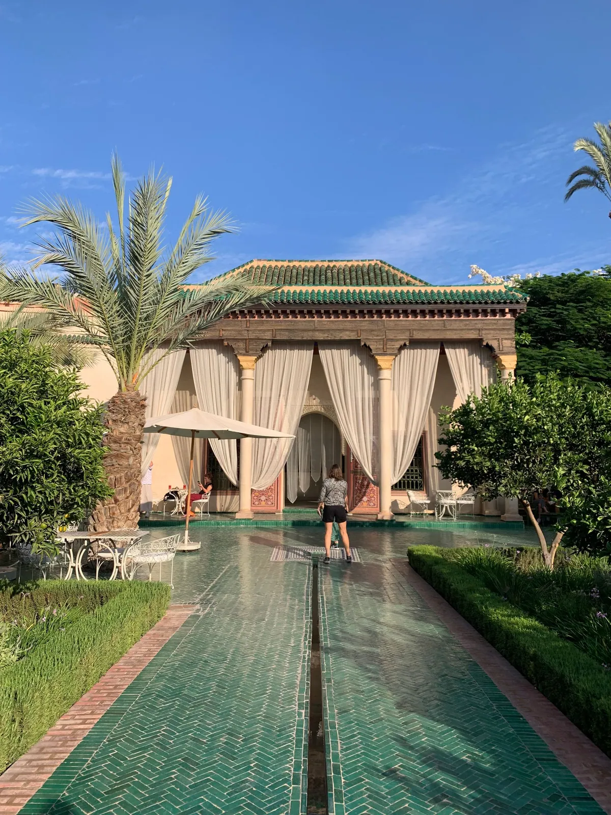 Architecture marocaine aux tons de terre avec bassin et jardin — photographie d’illustration