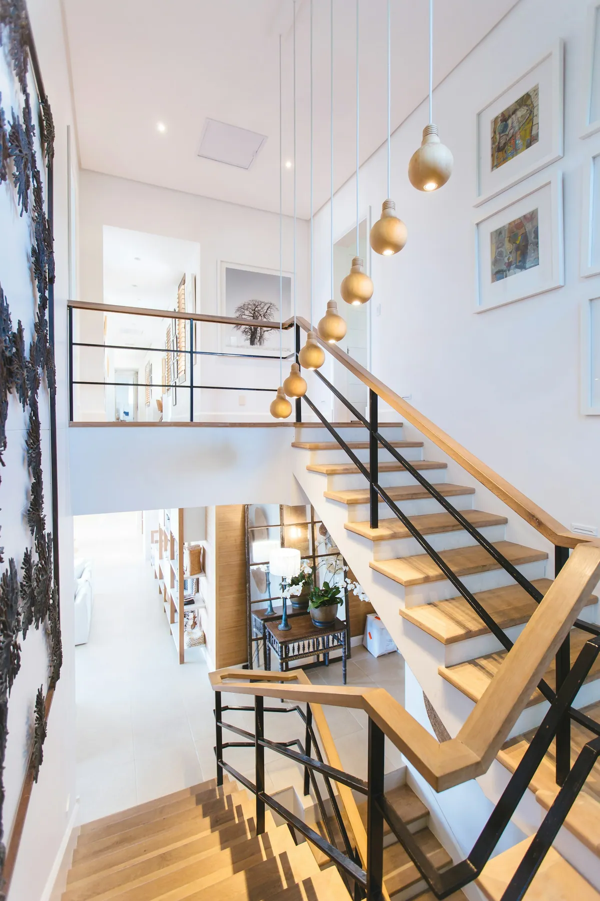 Intérieur de duplex lumineux avec escalier en bois et garde-corps métallique — photographie d’illustration, inspiration Mulhouse