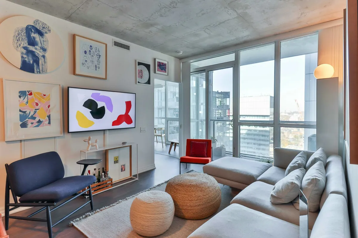 Salon contemporain meublé avec grandes baies vitrées et tableaux colorés — photographie d’illustration, inspiration Mulhouse