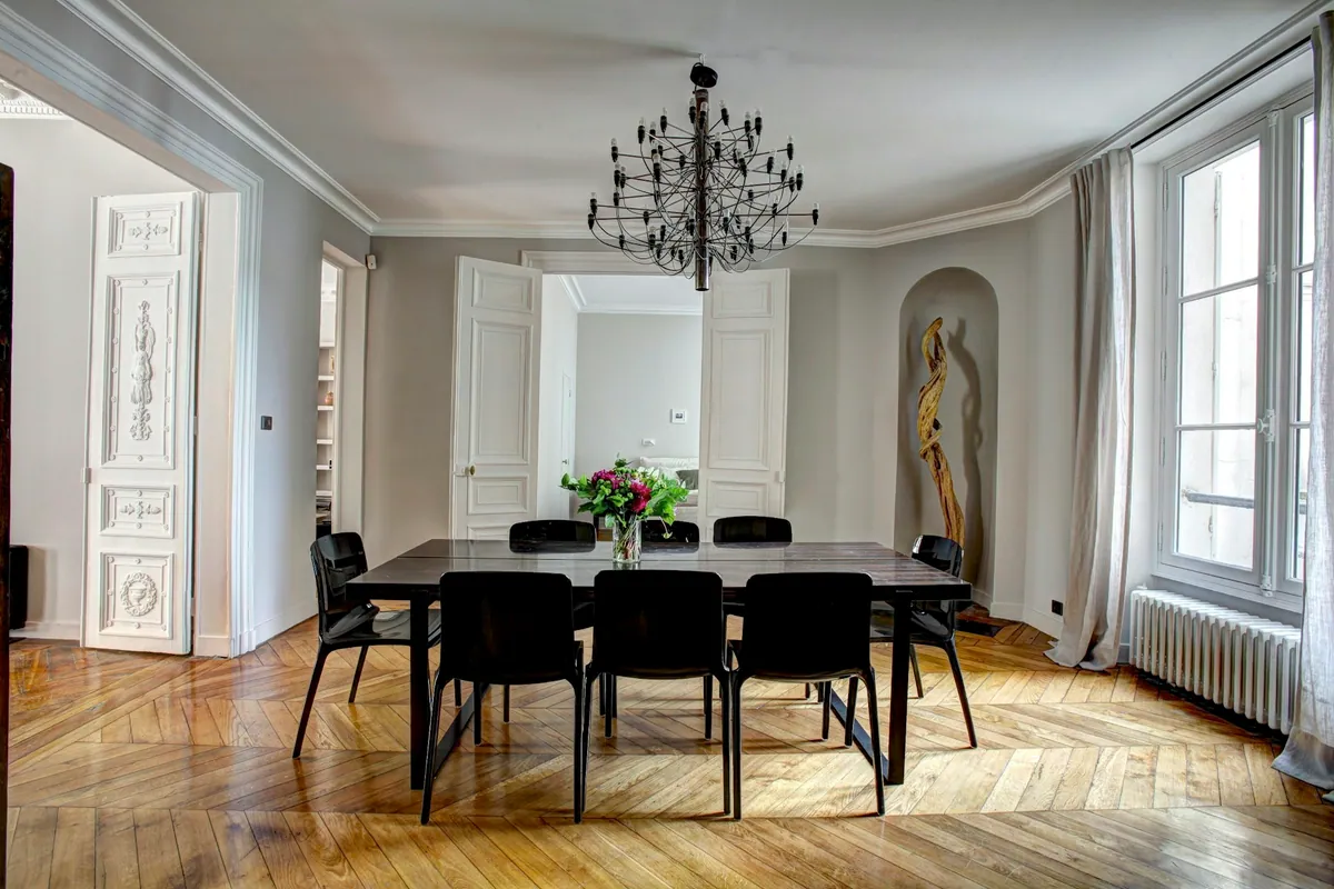 Pièce de réception avec parquet, moulures et grandes fenêtres — photographie d’illustration, inspiration Paris