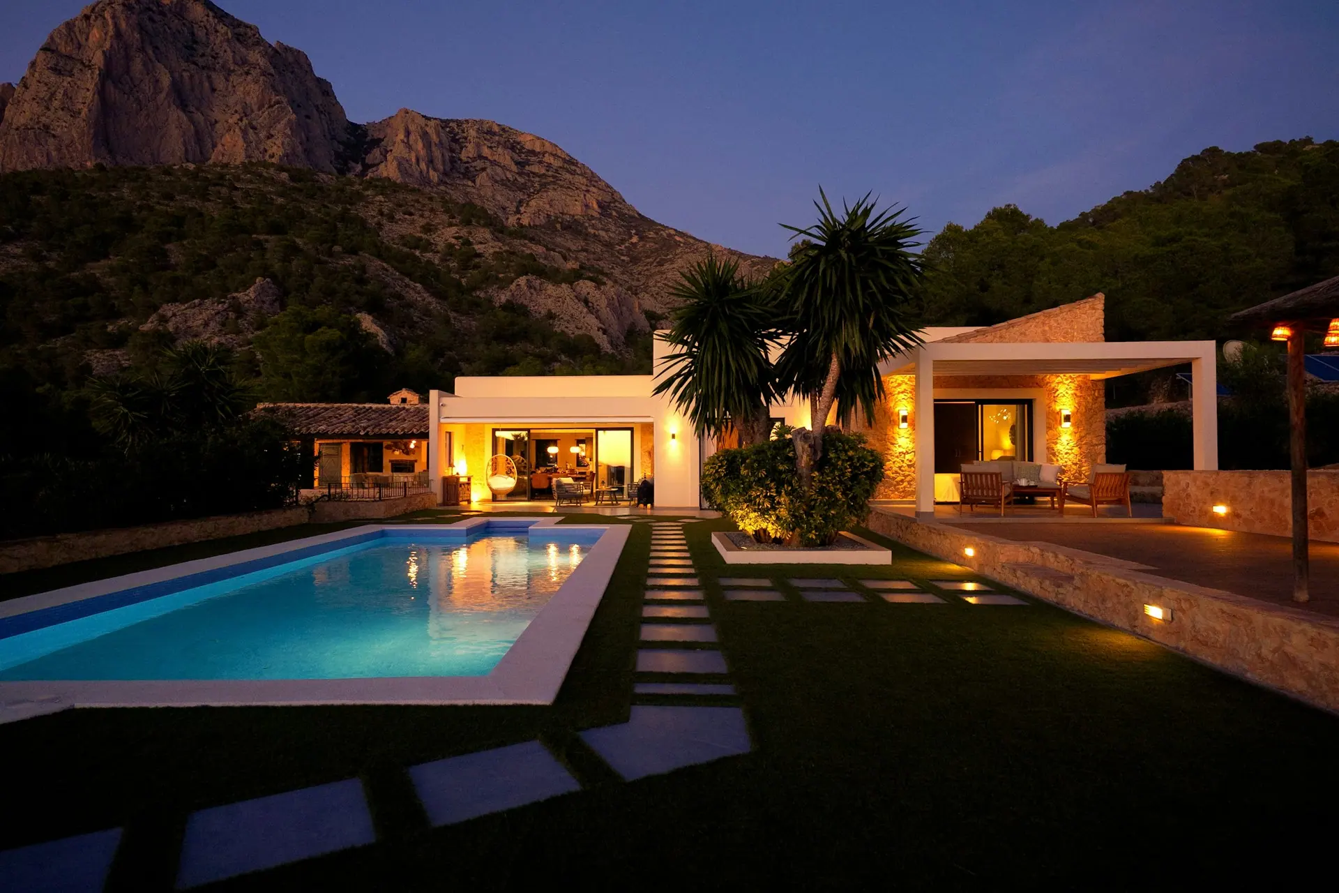 Illustration — villa provençale avec piscine, golfe de Saint-Tropez