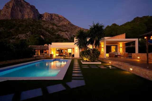 Illustration — villa provençale avec piscine, golfe de Saint-Tropez